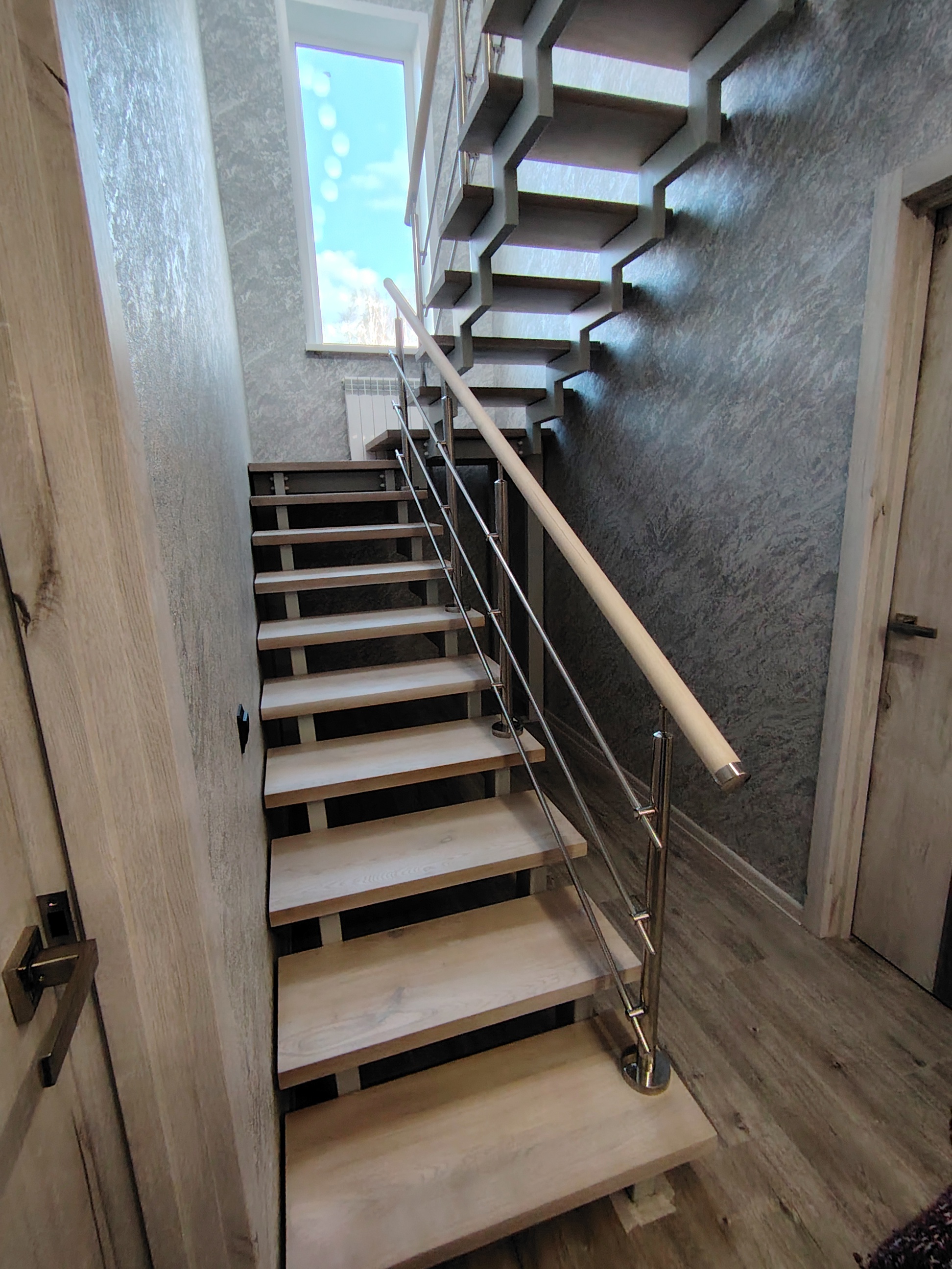 Металлическая лестница с современными перилами